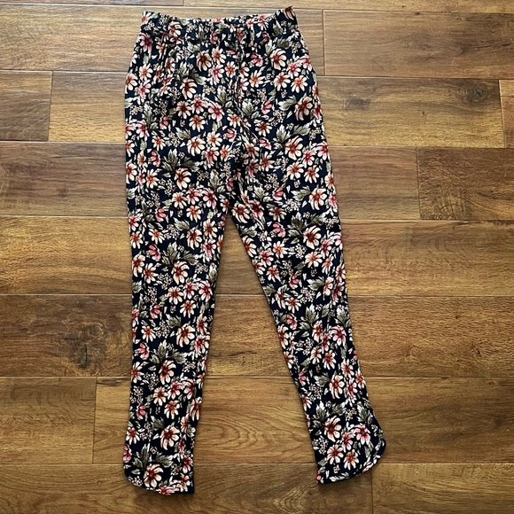American Eagle Floral Pant - Picture 2 of 4